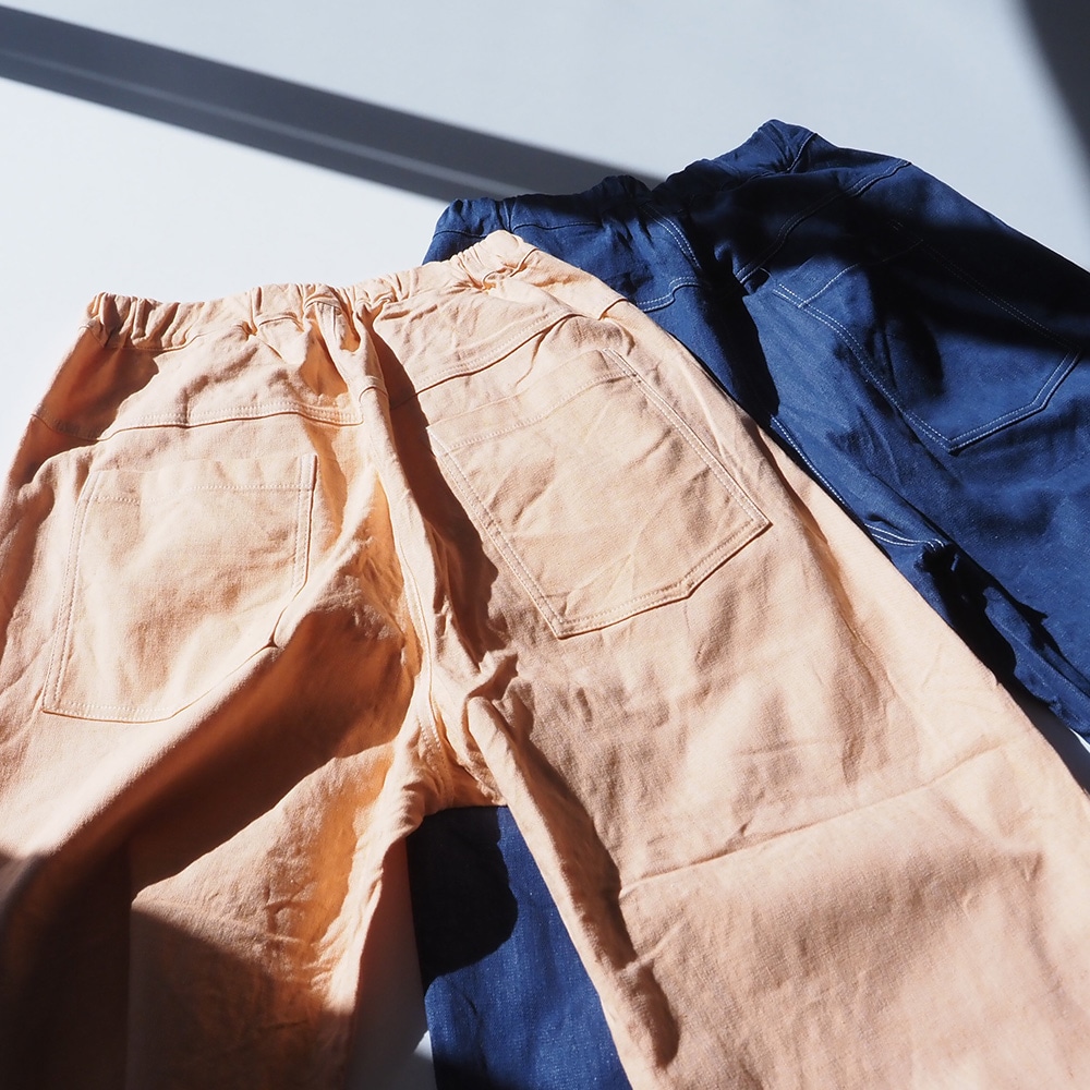 綿麻ムラ糸デニム ノッポパンツ パンツを着た女性の正面