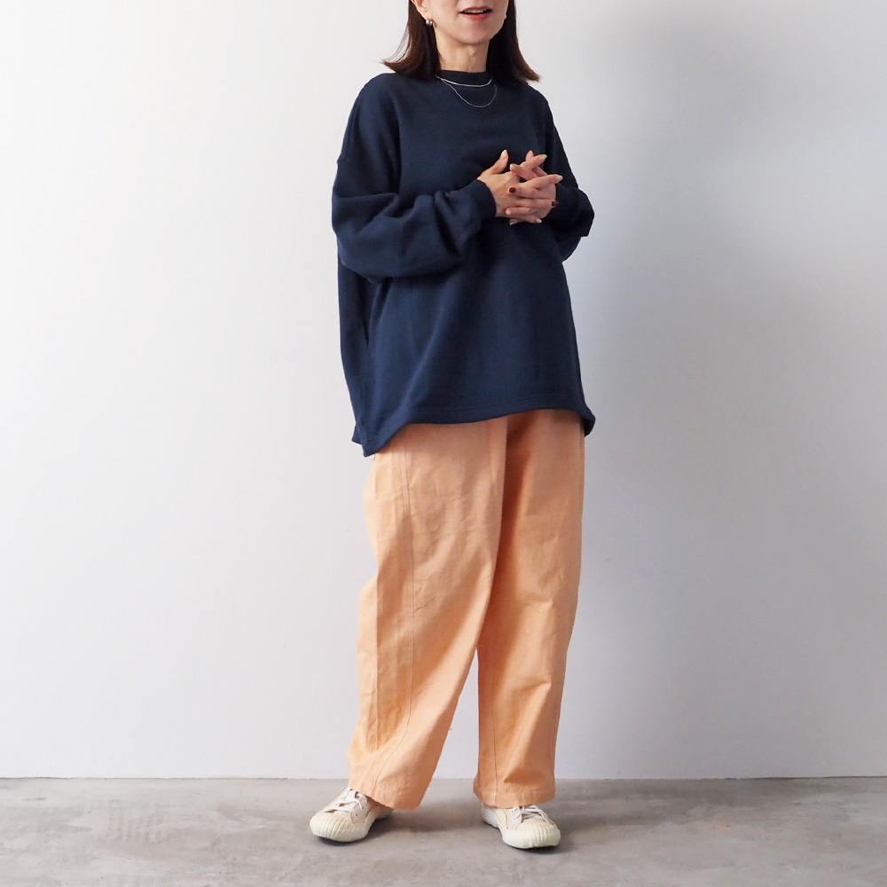 綿麻ムラ糸デニム ノッポパンツ パンツを着た女性の全身