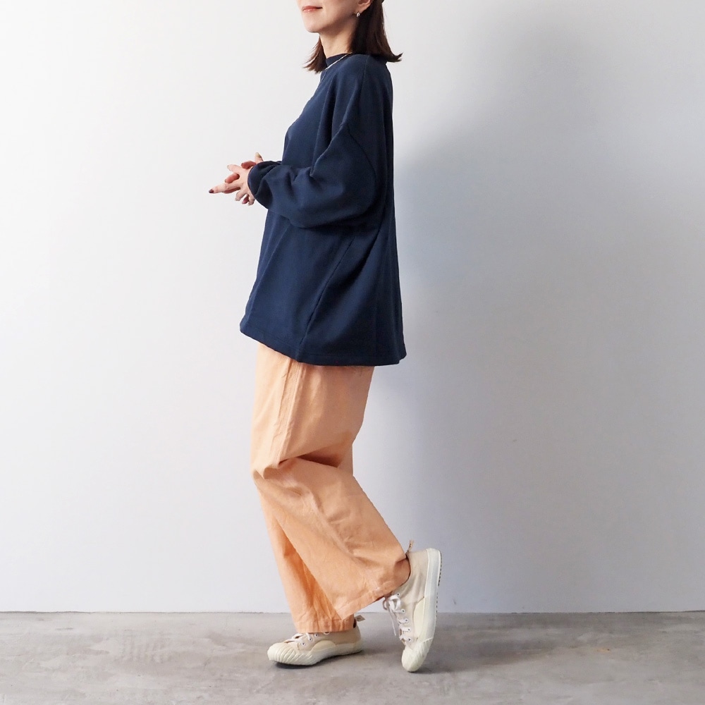 綿麻ムラ糸デニム ノッポパンツ パンツを着た女性の全身