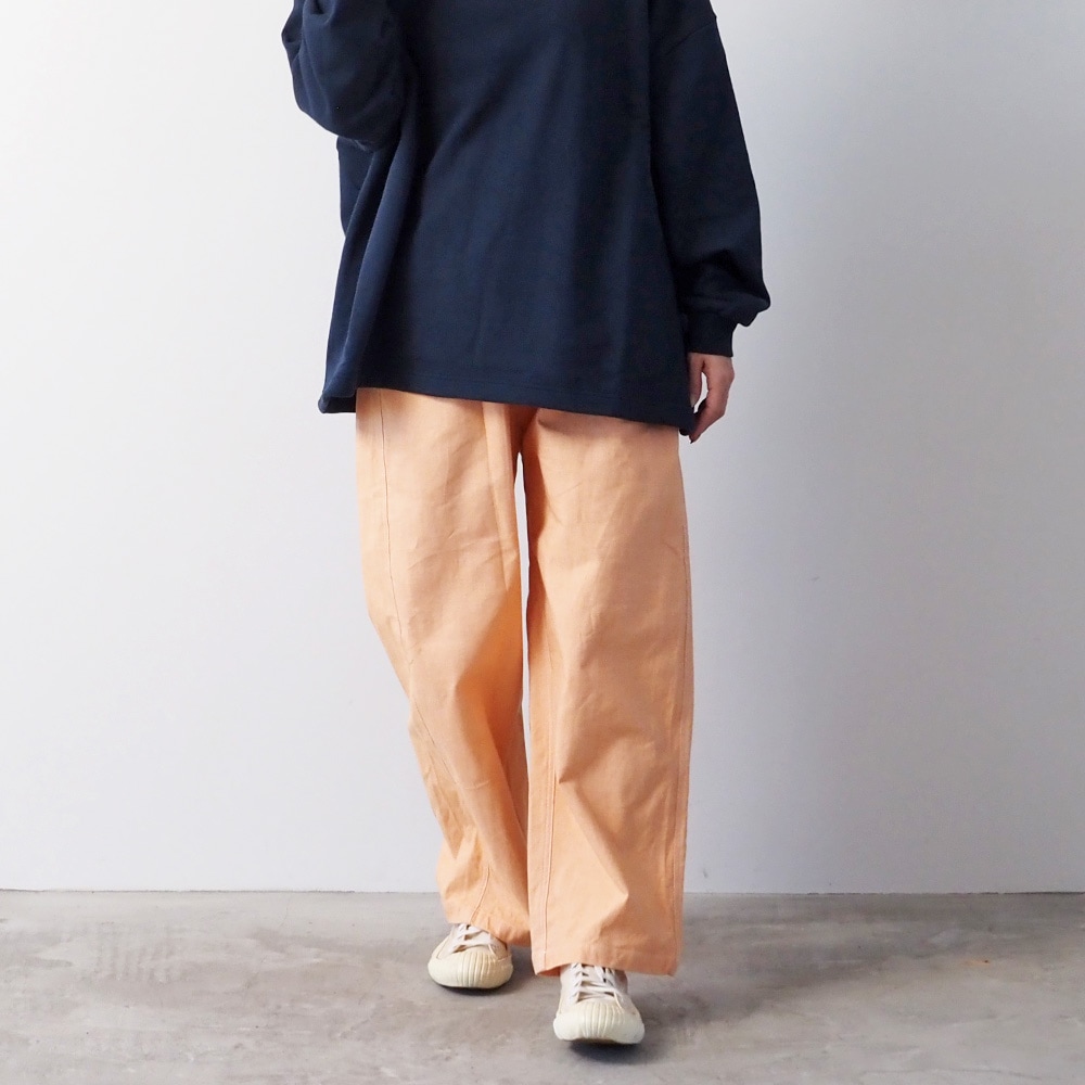 綿麻ムラ糸デニム ノッポパンツ パンツを着た女性の全身