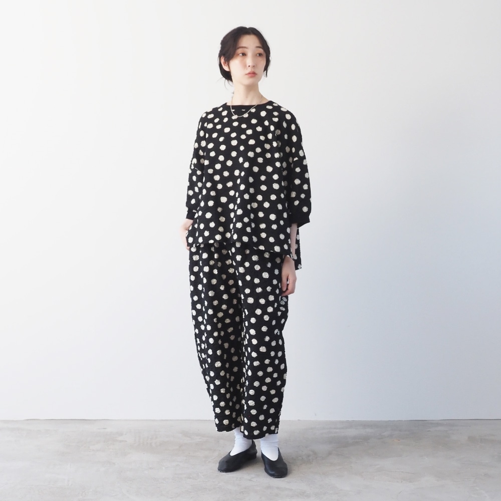 リップルクロスランダムドット ワイドT　プルオーバーを着た女性の全身