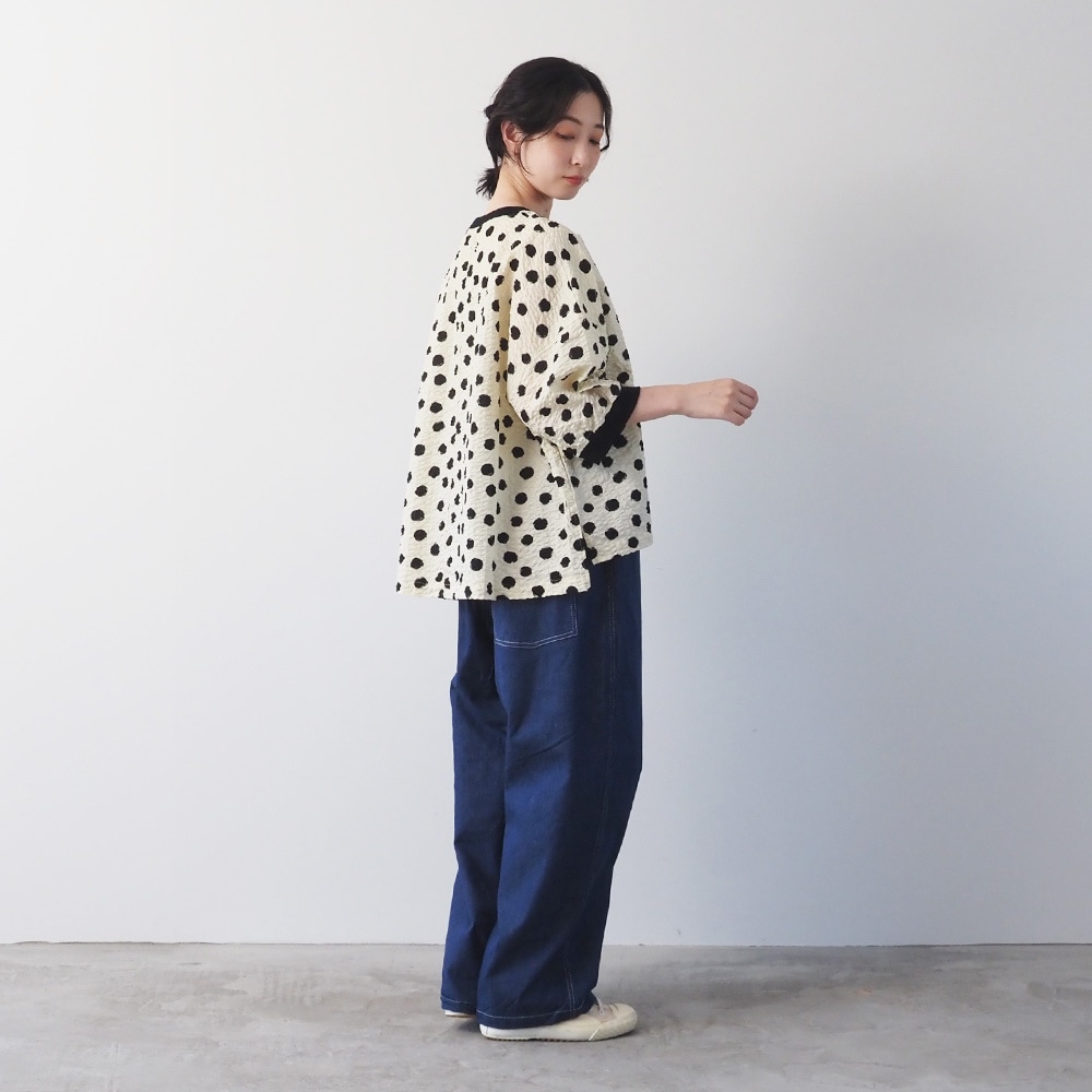 リップルクロスランダムドット ワイドT　プルオーバーを着た女性の全身