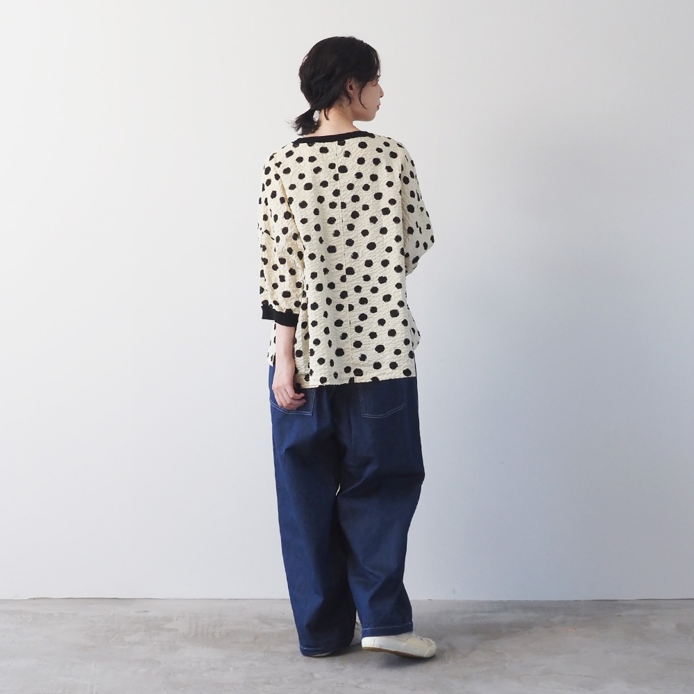 リップルクロスランダムドット ワイドT　プルオーバーを着た女性の全身