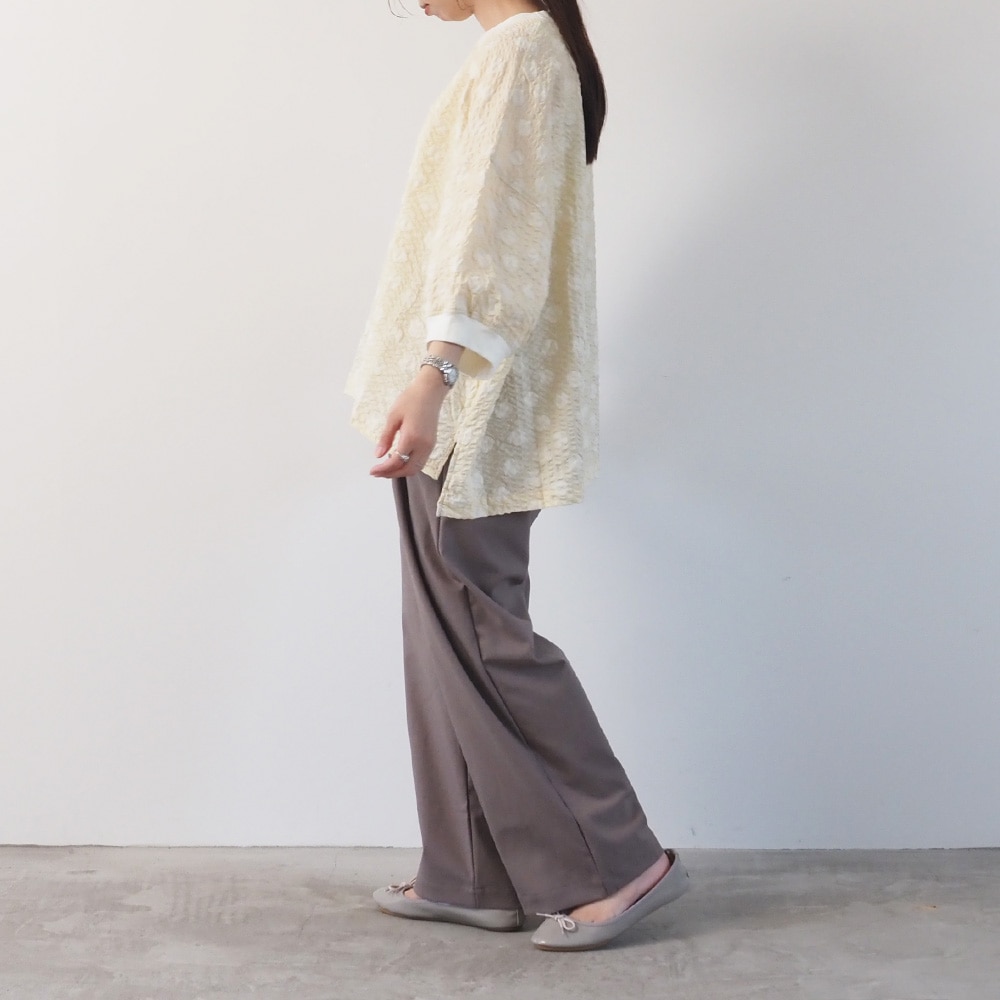 リップルクロスランダムドット ワイドT　プルオーバーを着た女性の全身