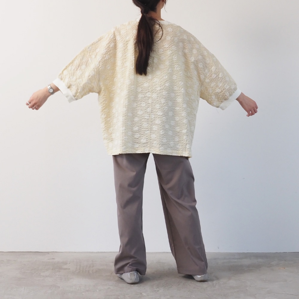 リップルクロスランダムドット ワイドT　プルオーバーを着た女性の全身