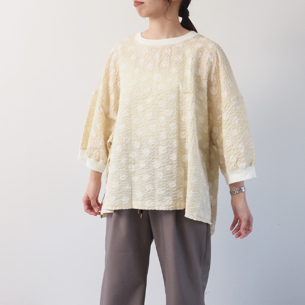 リップルクロスランダムドット ワイドT　プルオーバーを着た女性の全身