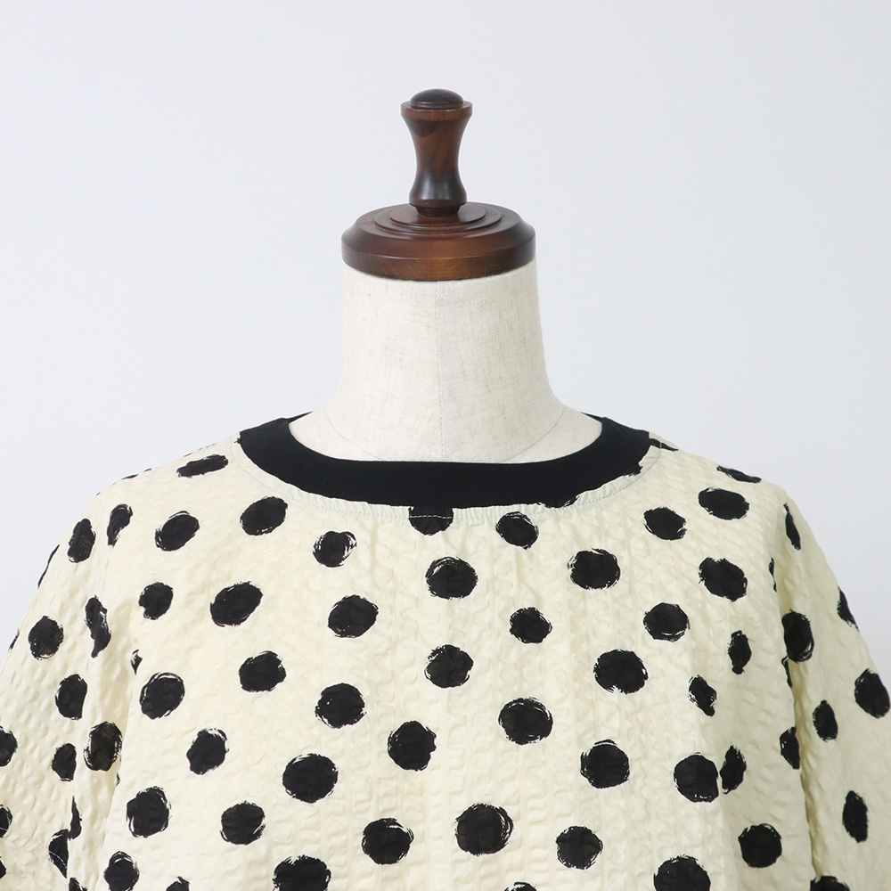 リップルクロスランダムドット ワイドT　プルオーバーの正面ディティール