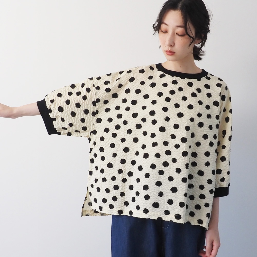 リップルクロスランダムドット ワイドT　プルオーバーを着た女性の正面