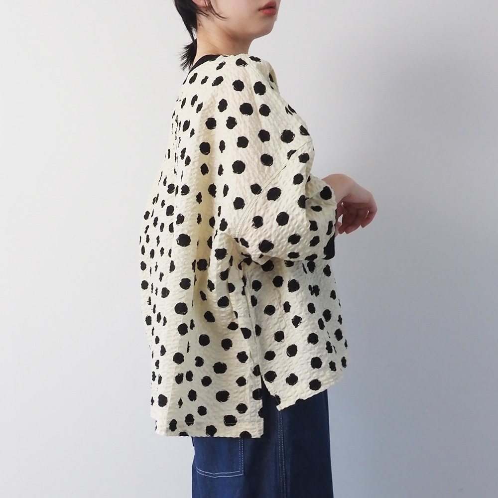 リップルクロスランダムドット ワイドT　プルオーバーを着た女性の正面