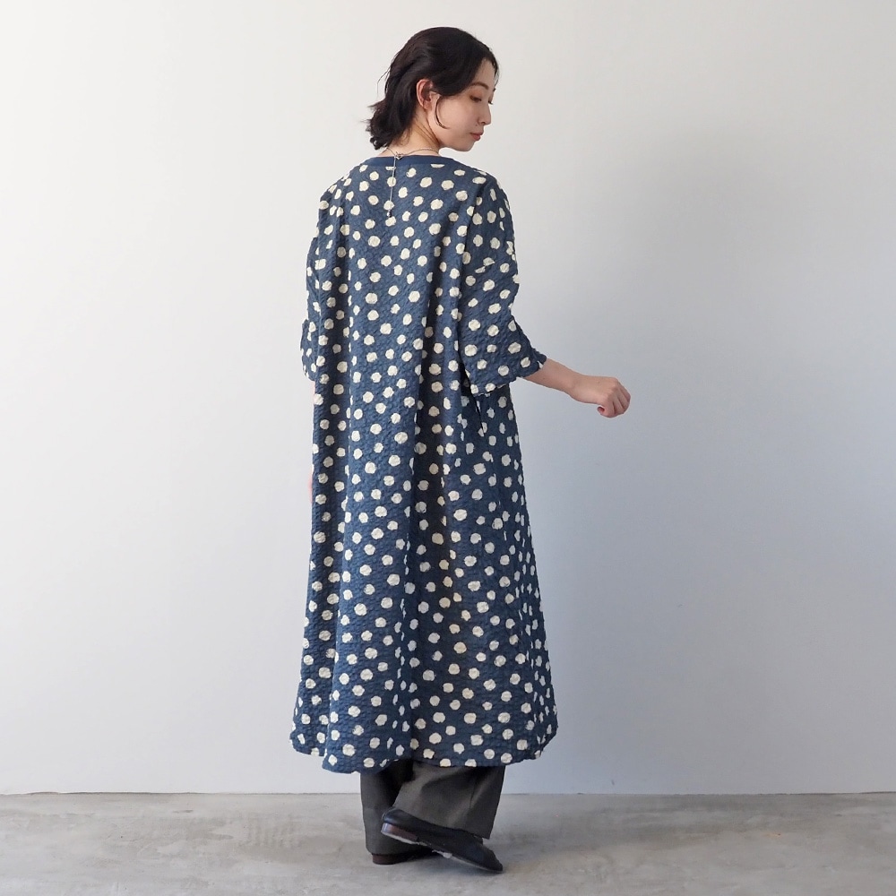リップルクロスランダムドット ワンピース ワンピースを着た女性の全身