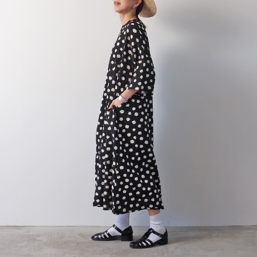 リップルクロスランダムドット ワンピース ワンピースを着た女性の全身