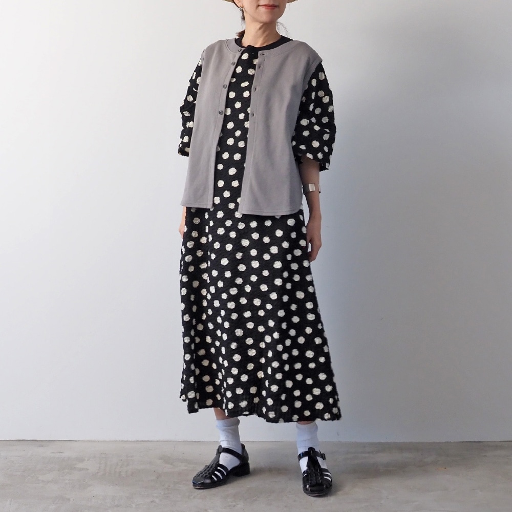 リップルクロスランダムドット ワンピース ワンピースを着た女性の全身