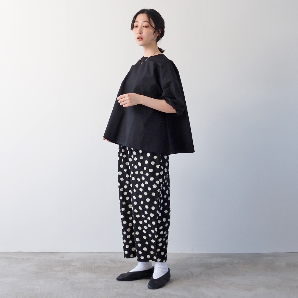 リップルクロスランダムドット エッグパンツ　パンツを着た女性の全身