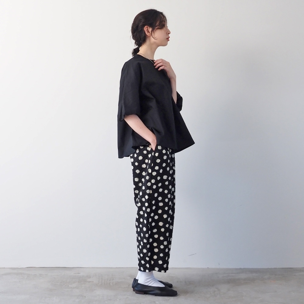 リップルクロスランダムドット エッグパンツ　パンツを着た女性の全身