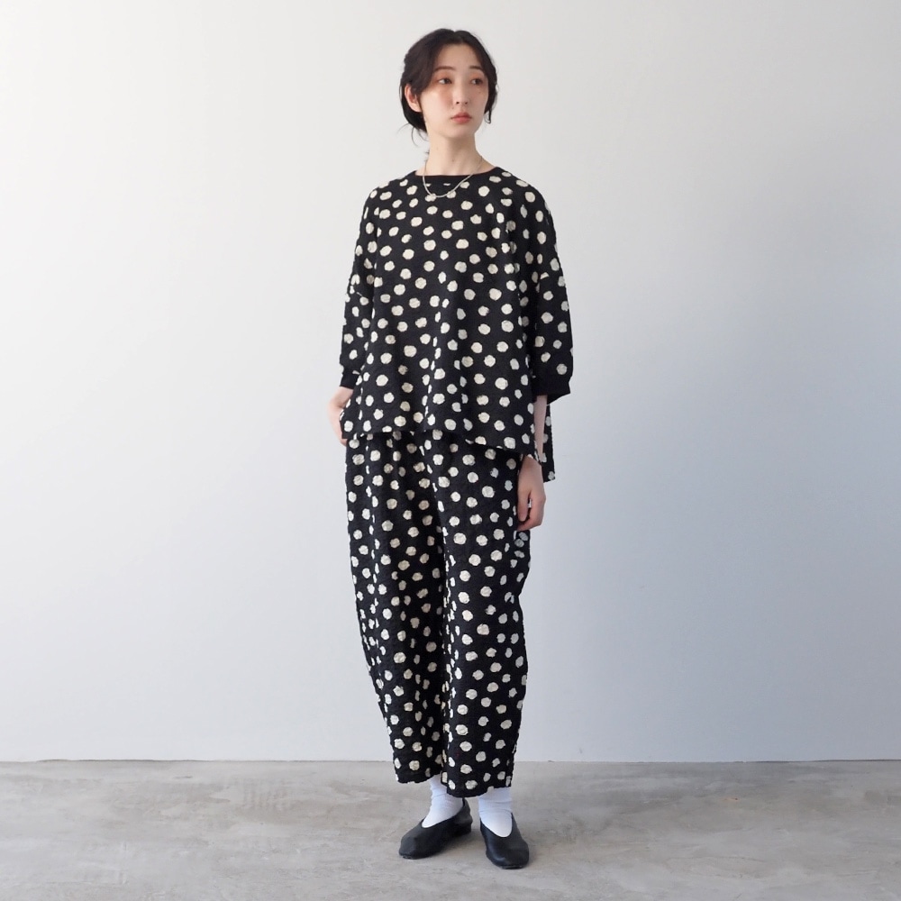 リップルクロスランダムドット エッグパンツ　パンツを着た女性の全身