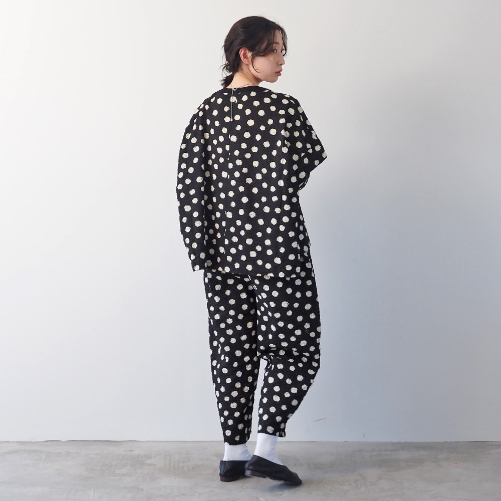 リップルクロスランダムドット エッグパンツ　パンツを着た女性の全身