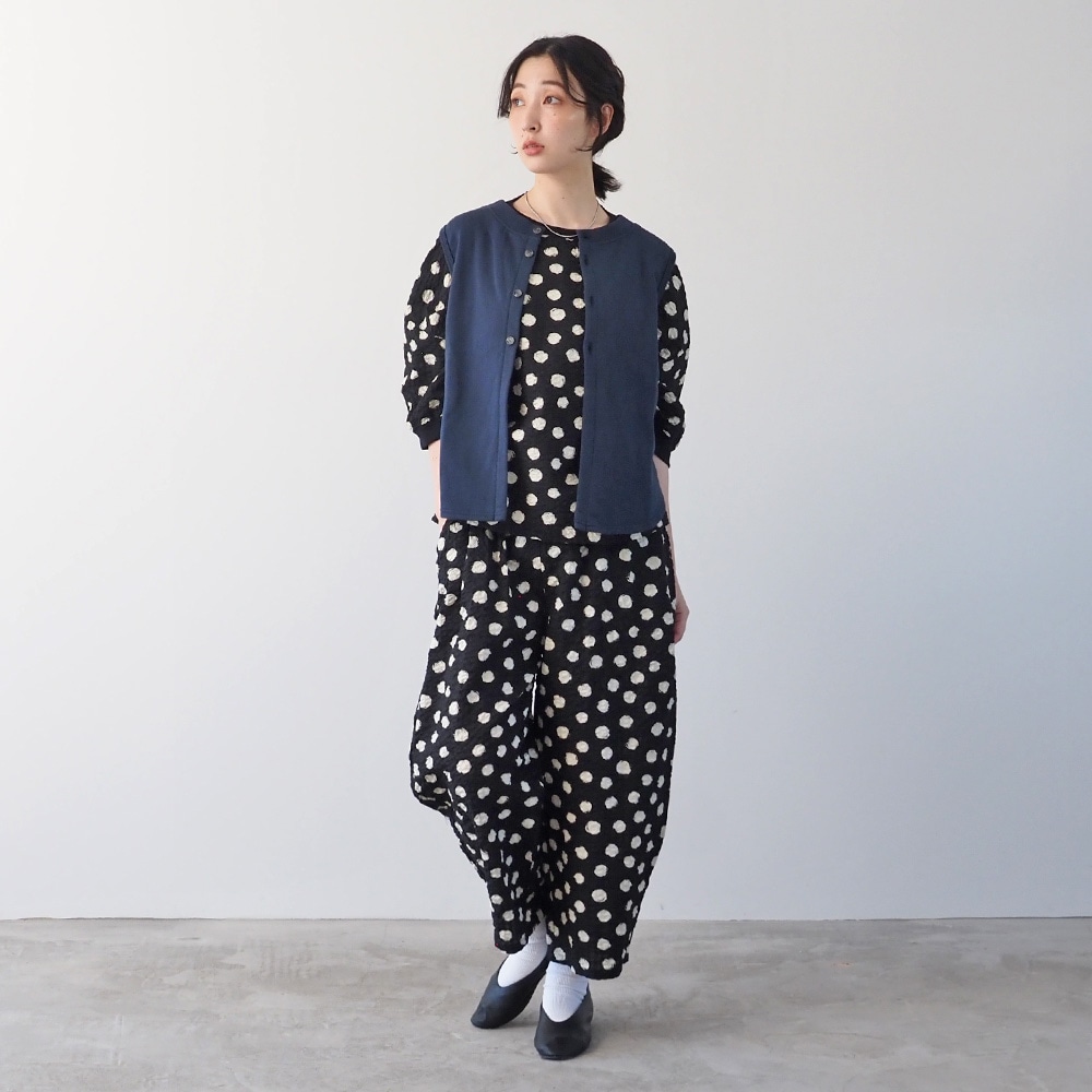 リップルクロスランダムドット エッグパンツ　パンツを着た女性の全身