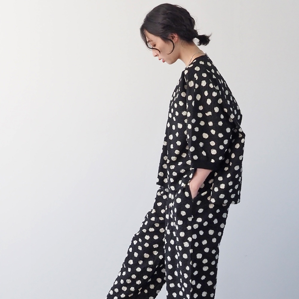 リップルクロスランダムドット エッグパンツ　パンツを着た女性の正面