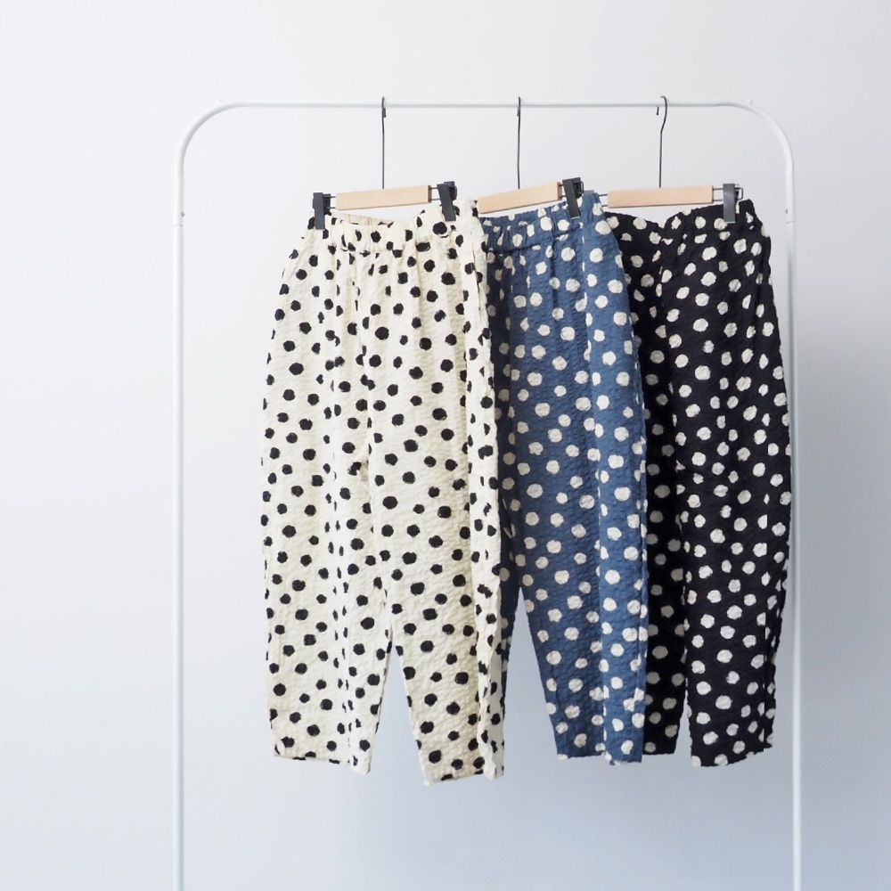 リップルクロスランダムドット エッグパンツ　パンツを着た女性の正面