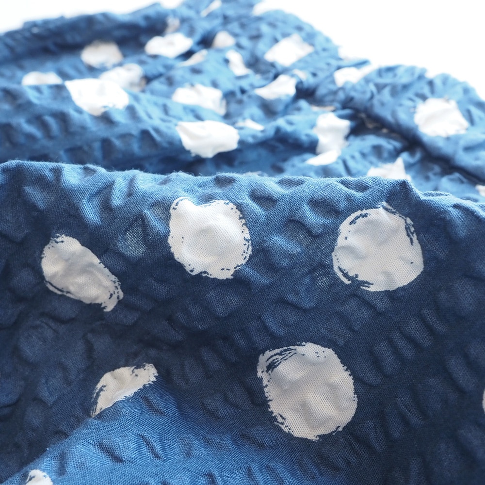 リップルクロスランダムドット エッグパンツ　パンツの素材のアップ