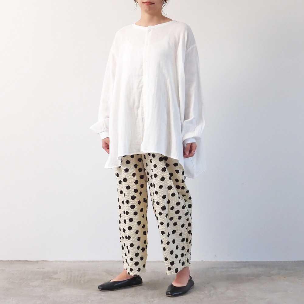 リップルクロスランダムドット エッグパンツ　パンツを着た女性の全身