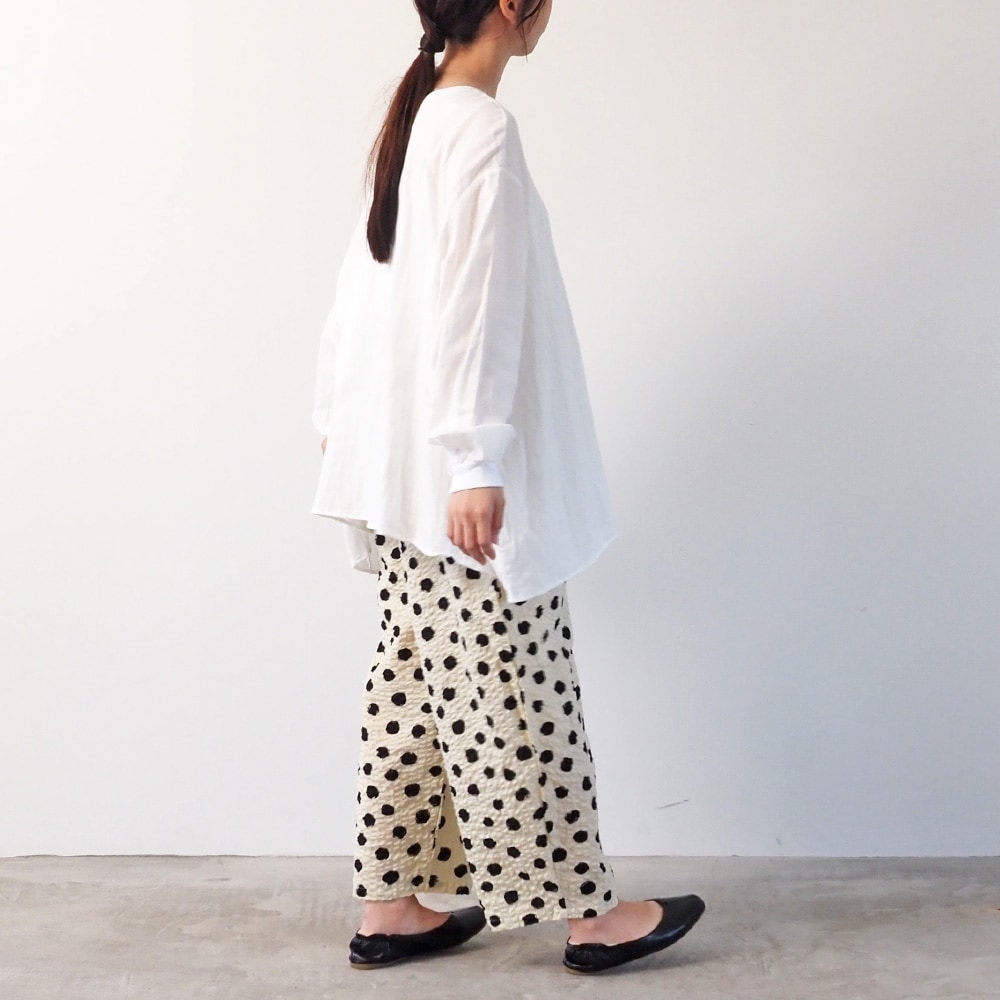 リップルクロスランダムドット エッグパンツ　パンツを着た女性の全身