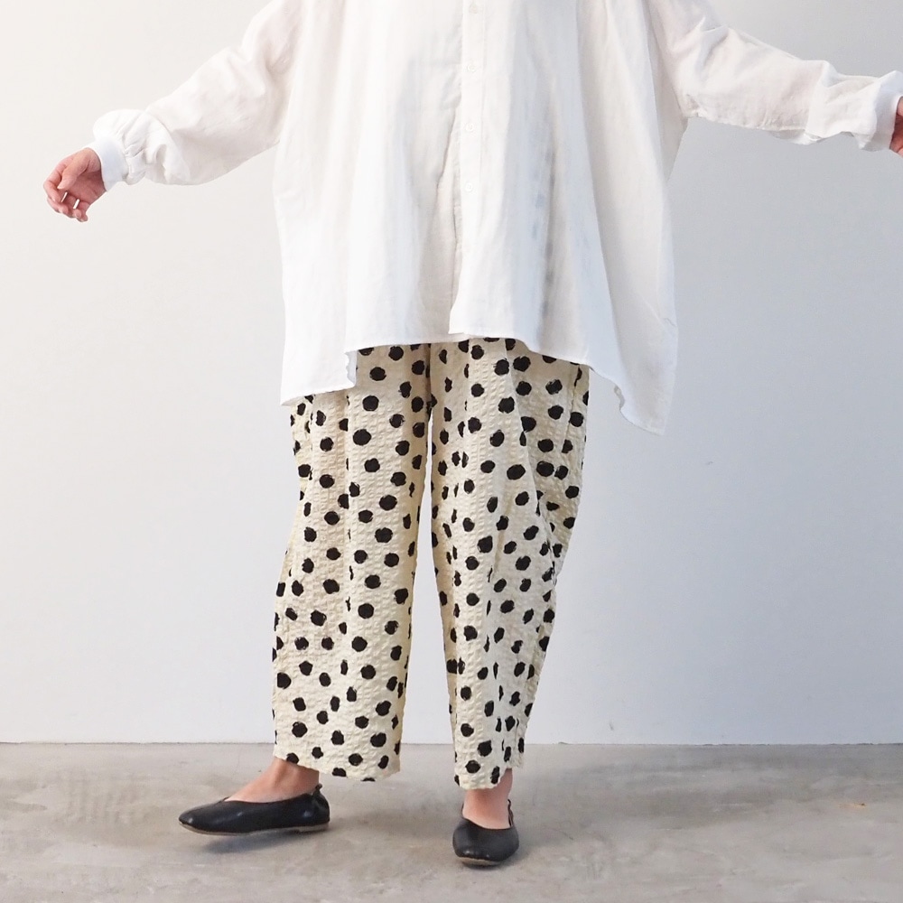 リップルクロスランダムドット エッグパンツ　パンツを着た女性の全身