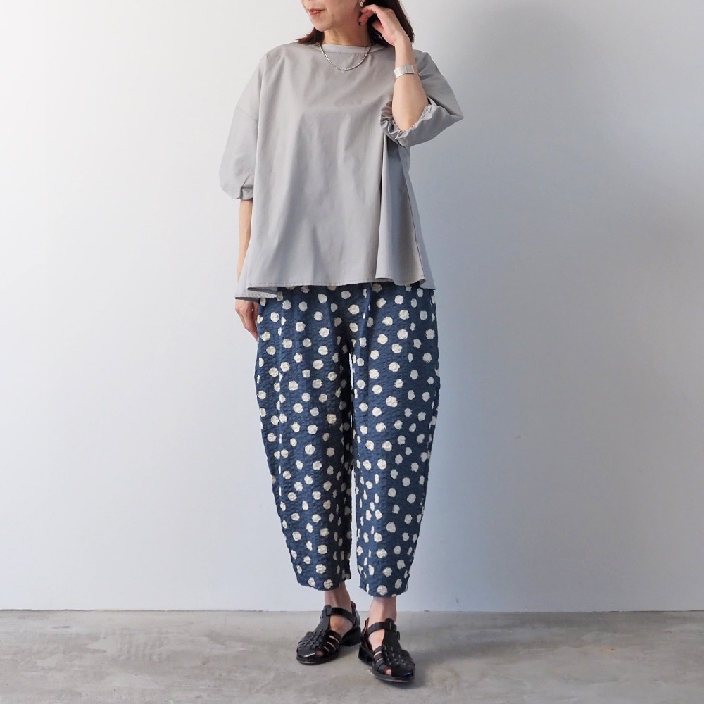 リップルクロスランダムドット エッグパンツ　パンツを着た女性の全身