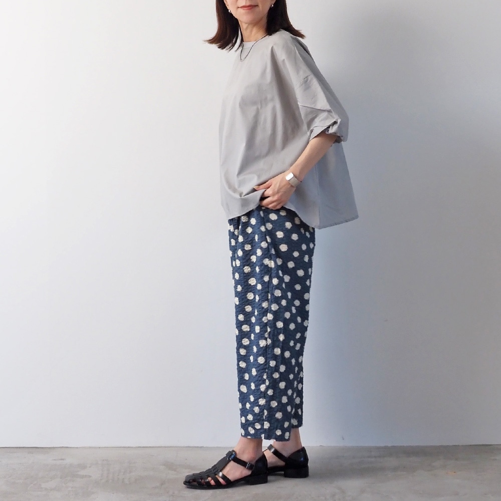 リップルクロスランダムドット エッグパンツ　パンツを着た女性の全身