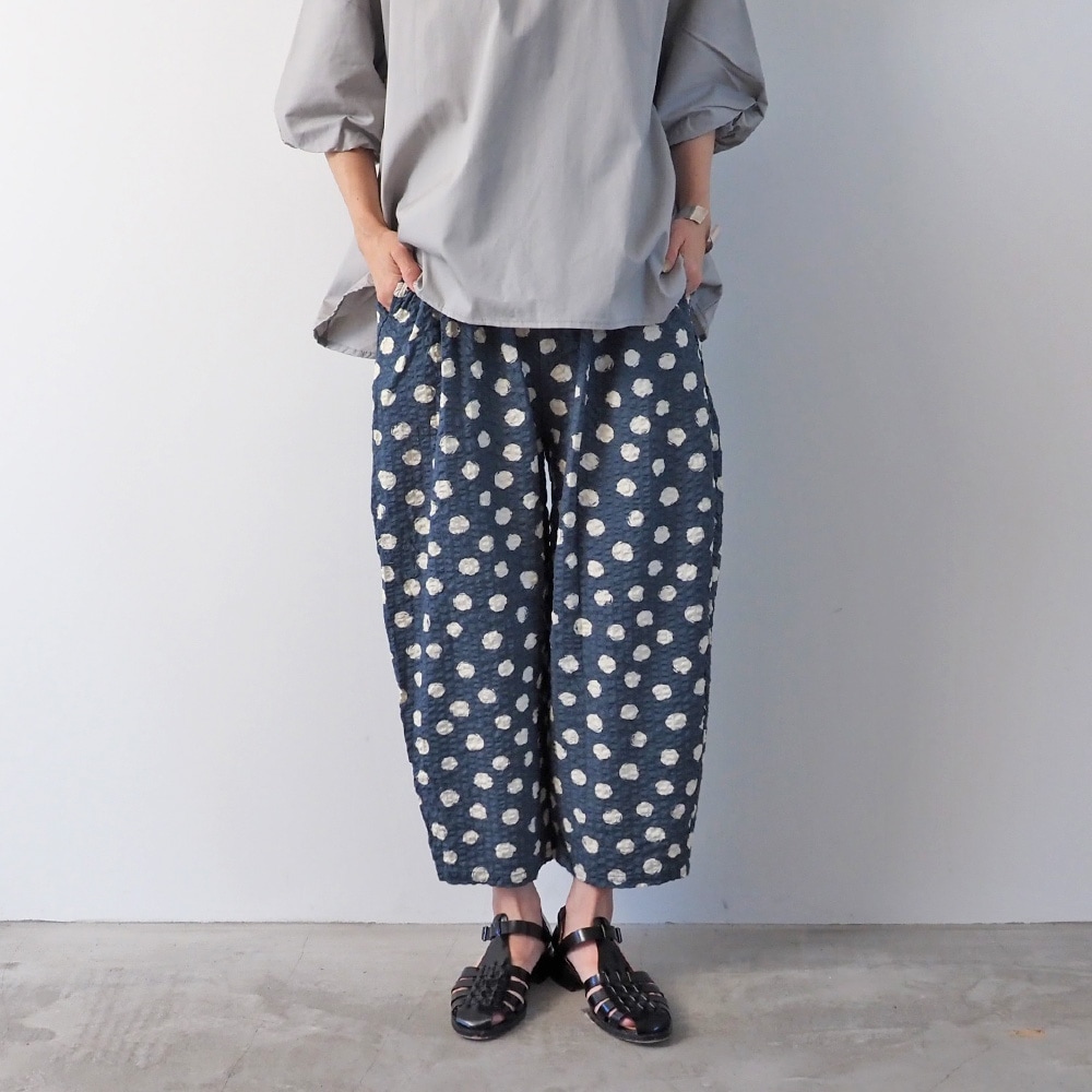 リップルクロスランダムドット エッグパンツ　パンツを着た女性の全身