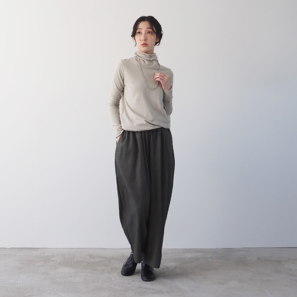 シャンブレーツイル タックワイドパンツ パンツを着た女性の全身