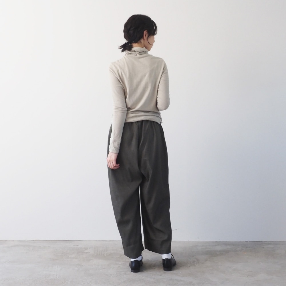 シャンブレーツイル タックワイドパンツ パンツを着た女性の全身