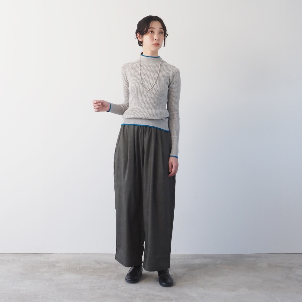 シャンブレーツイル タックワイドパンツ パンツを着た女性の全身