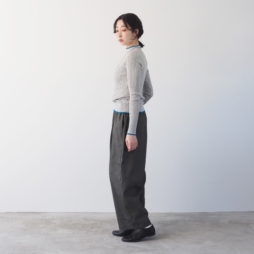 シャンブレーツイル タックワイドパンツ パンツを着た女性の全身