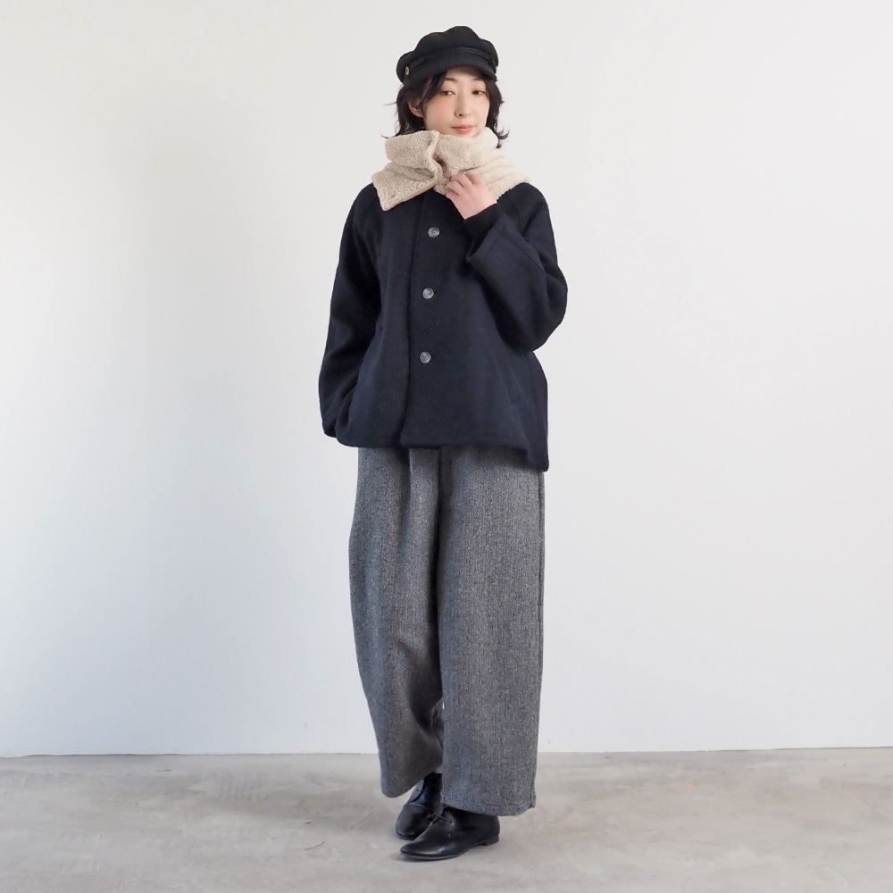 珊瑚フリース ネックウォーマー　ネックウォーマーを着た女性の全身