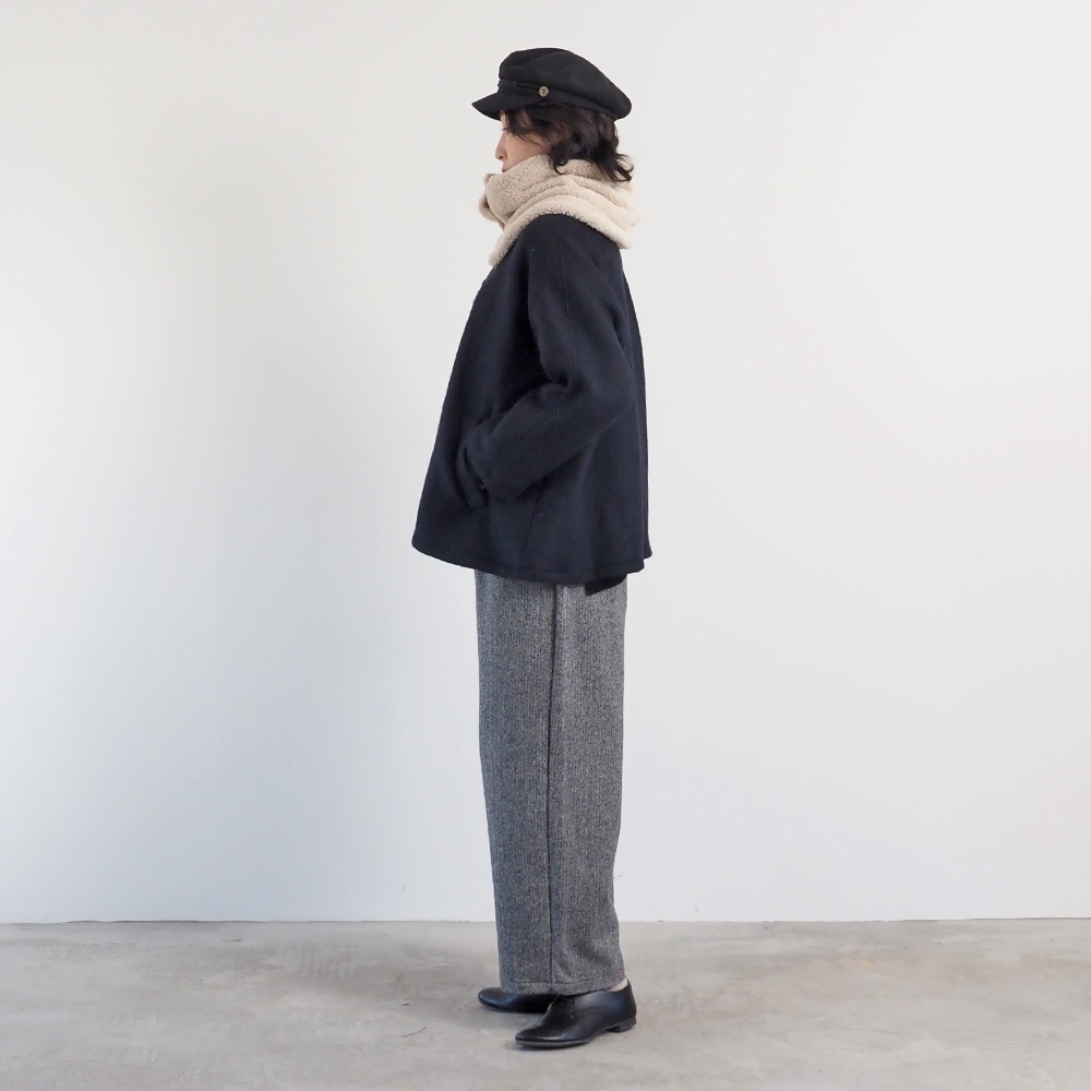 珊瑚フリース ネックウォーマー　ネックウォーマーを着た女性の全身