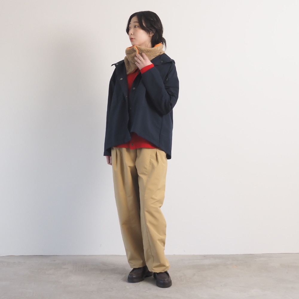 珊瑚フリース ネックウォーマー　ネックウォーマーを着た女性の全身