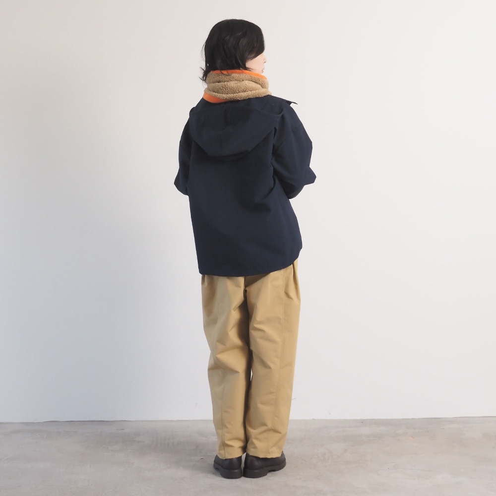 珊瑚フリース ネックウォーマー　ネックウォーマーを着た女性の全身