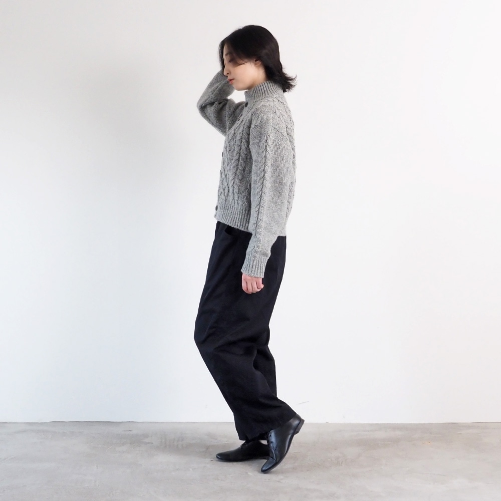 ドーゼットエアーヤーン エアリーアランニットカーデ　ニットを着た女性の全身