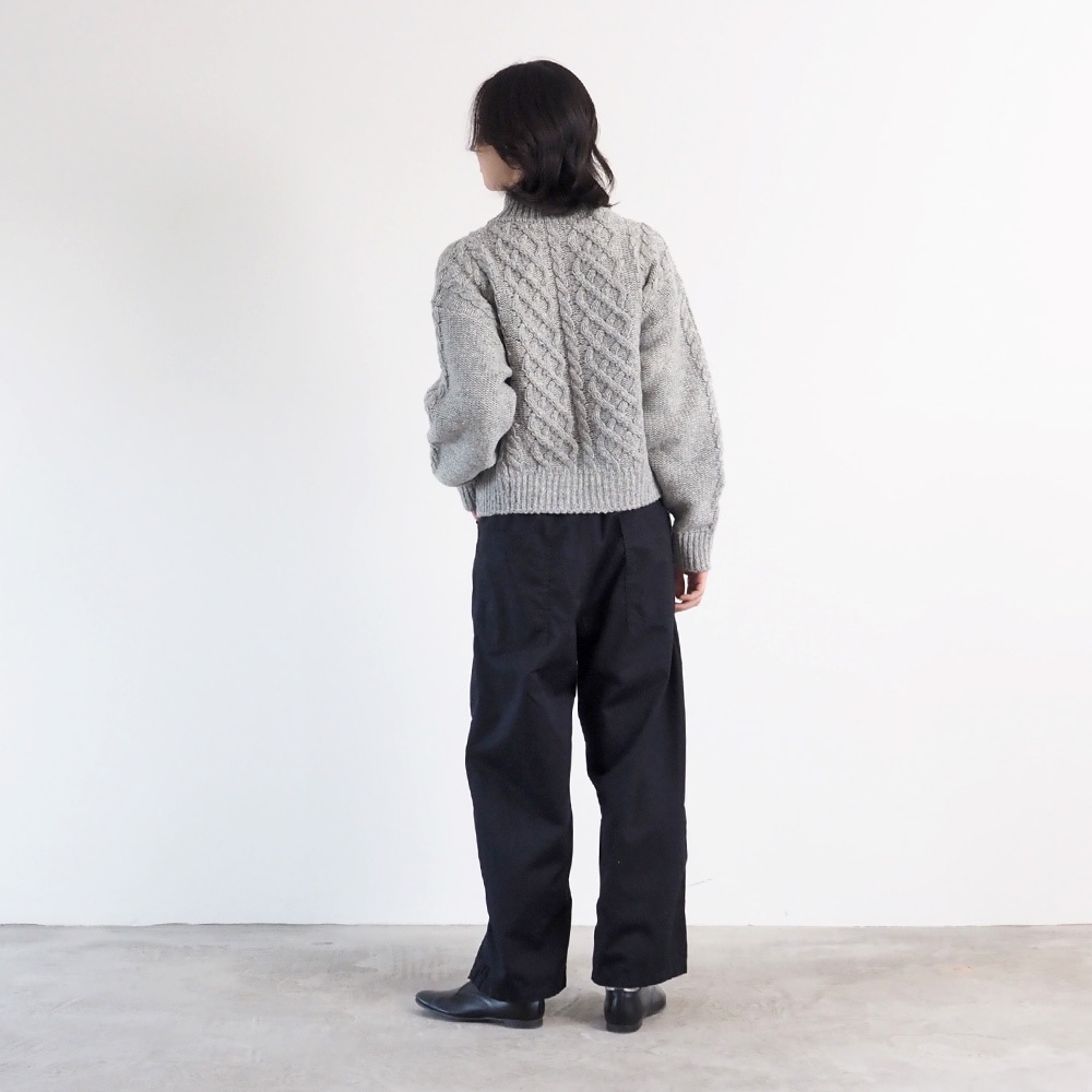 ドーゼットエアーヤーン エアリーアランニットカーデ　ニットを着た女性の全身