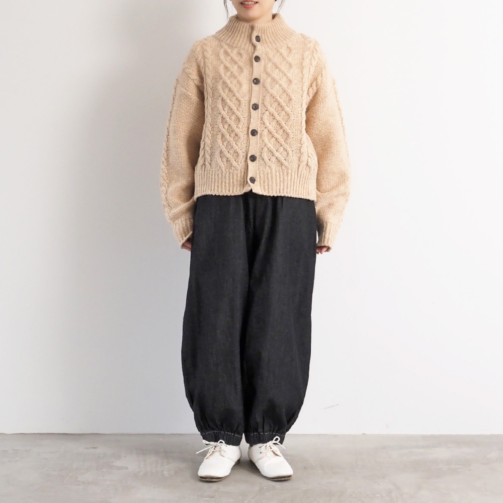 ドーゼットエアーヤーン エアリーアランニットカーデ　ニットを着た女性の全身