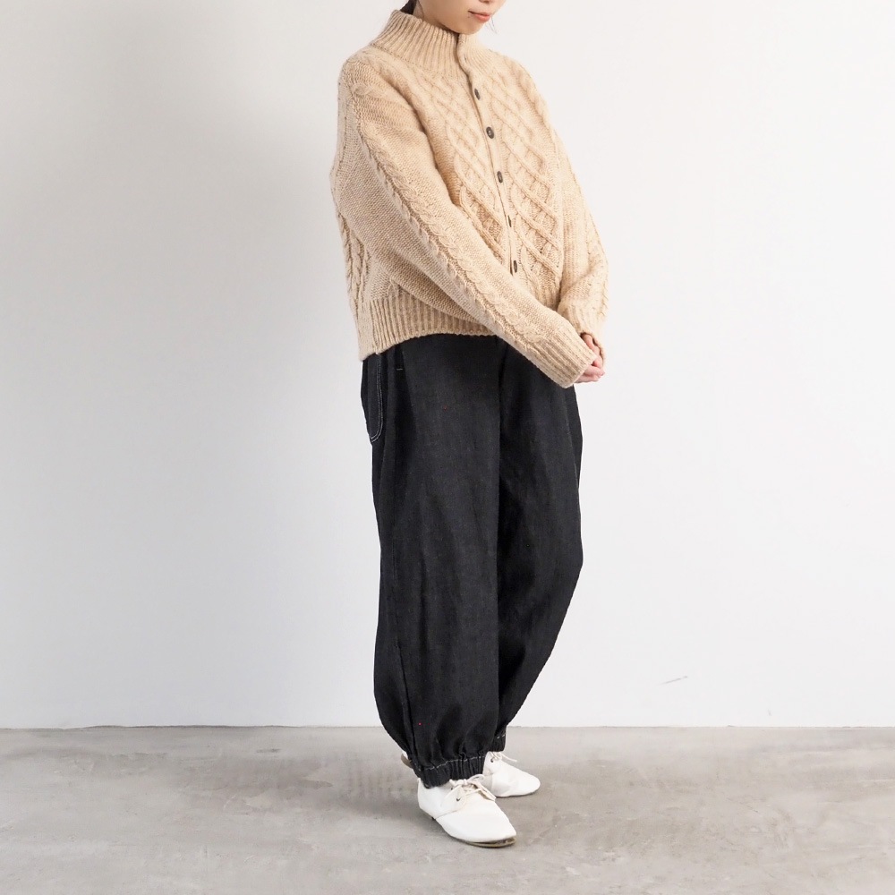 ドーゼットエアーヤーン エアリーアランニットカーデ　ニットを着た女性の全身