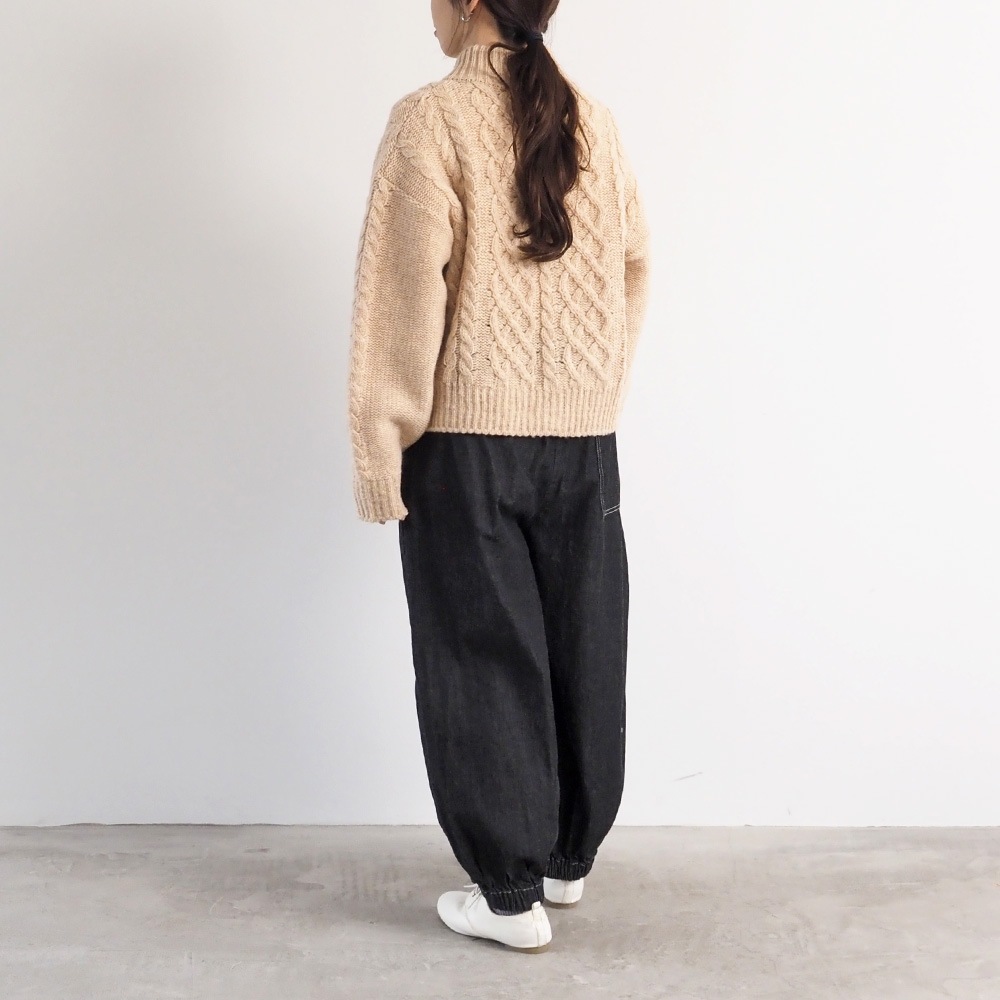 ドーゼットエアーヤーン エアリーアランニットカーデ　ニットを着た女性の全身