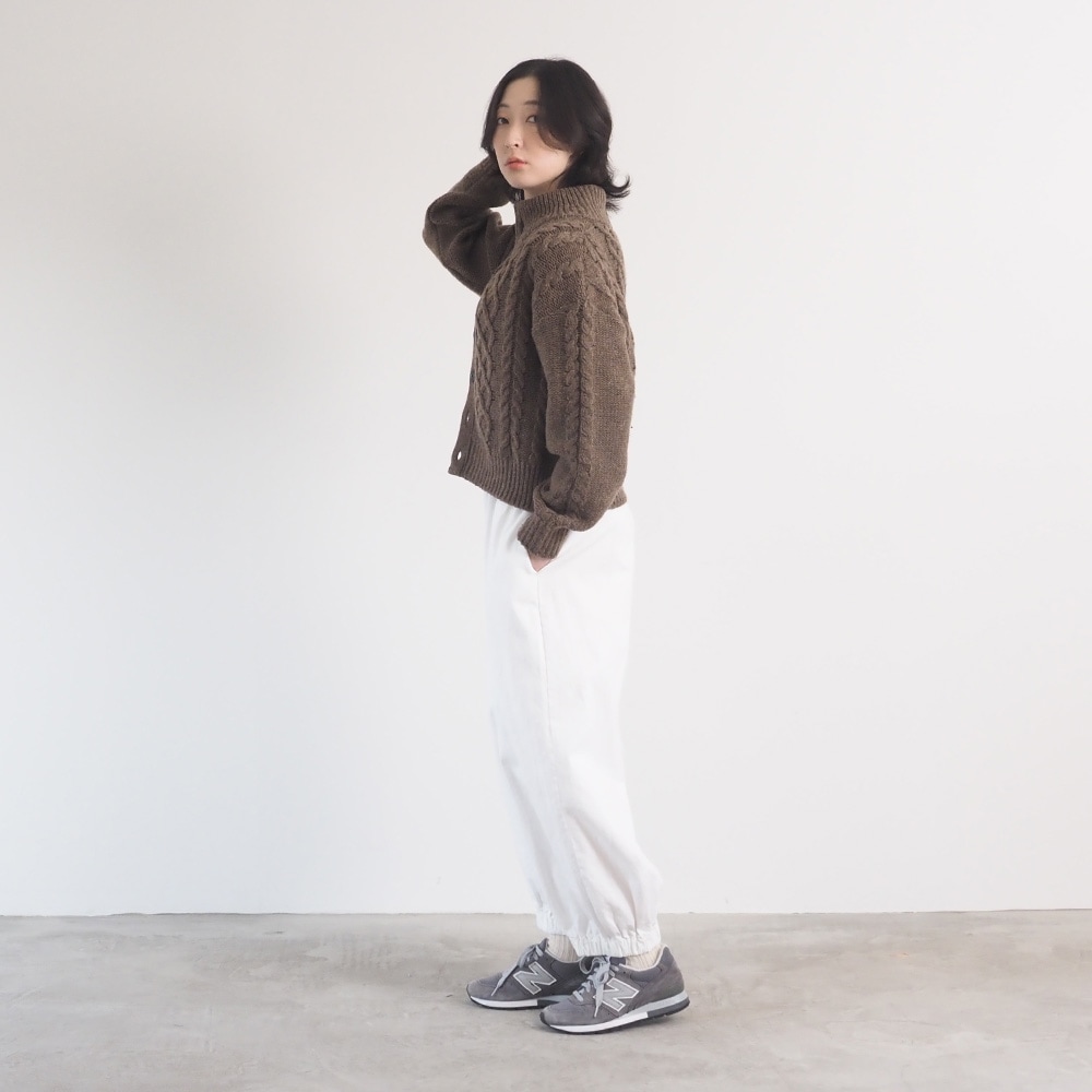 ドーゼットエアーヤーン エアリーアランニットカーデ　ニットを着た女性の全身