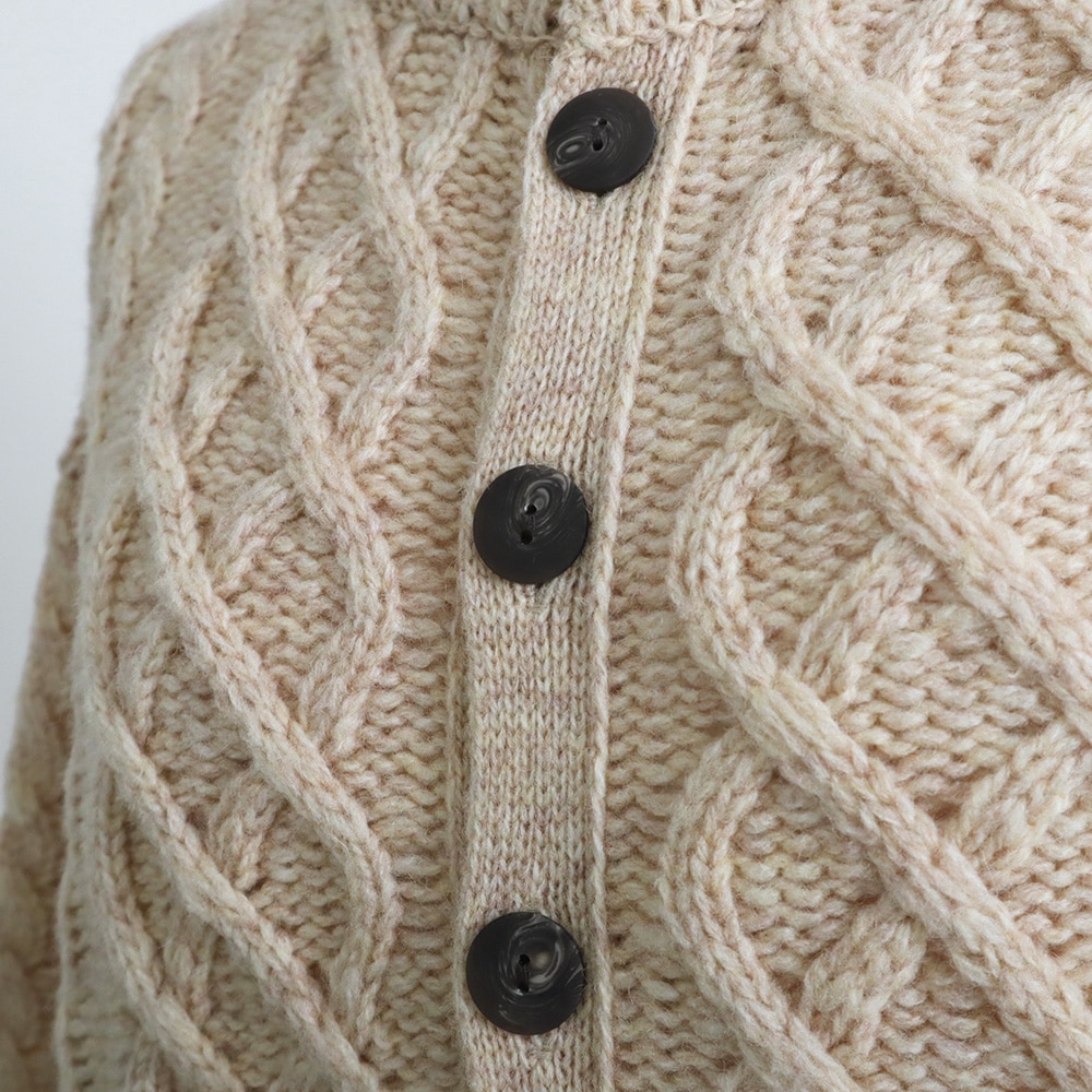 ドーゼットエアーヤーン エアリーアランニットカーデ　ニットの正面ディティール