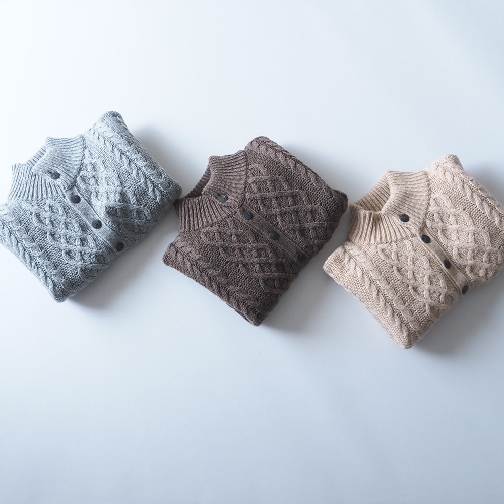 ドーゼットエアーヤーン エアリーアランニットカーデ　ニットを着た女性の正面