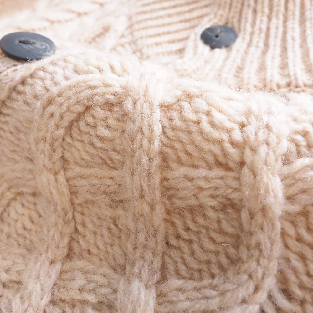 ドーゼットエアーヤーン エアリーアランニットカーデ　ニットの素材のアップ