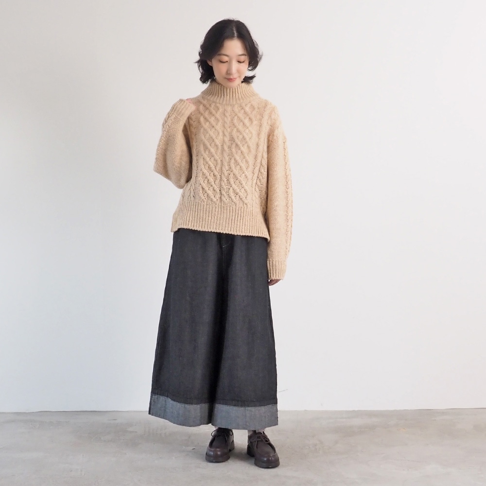 ドーゼットエアーヤーン エアリーアランコモドニット　ニットを着た女性の全身