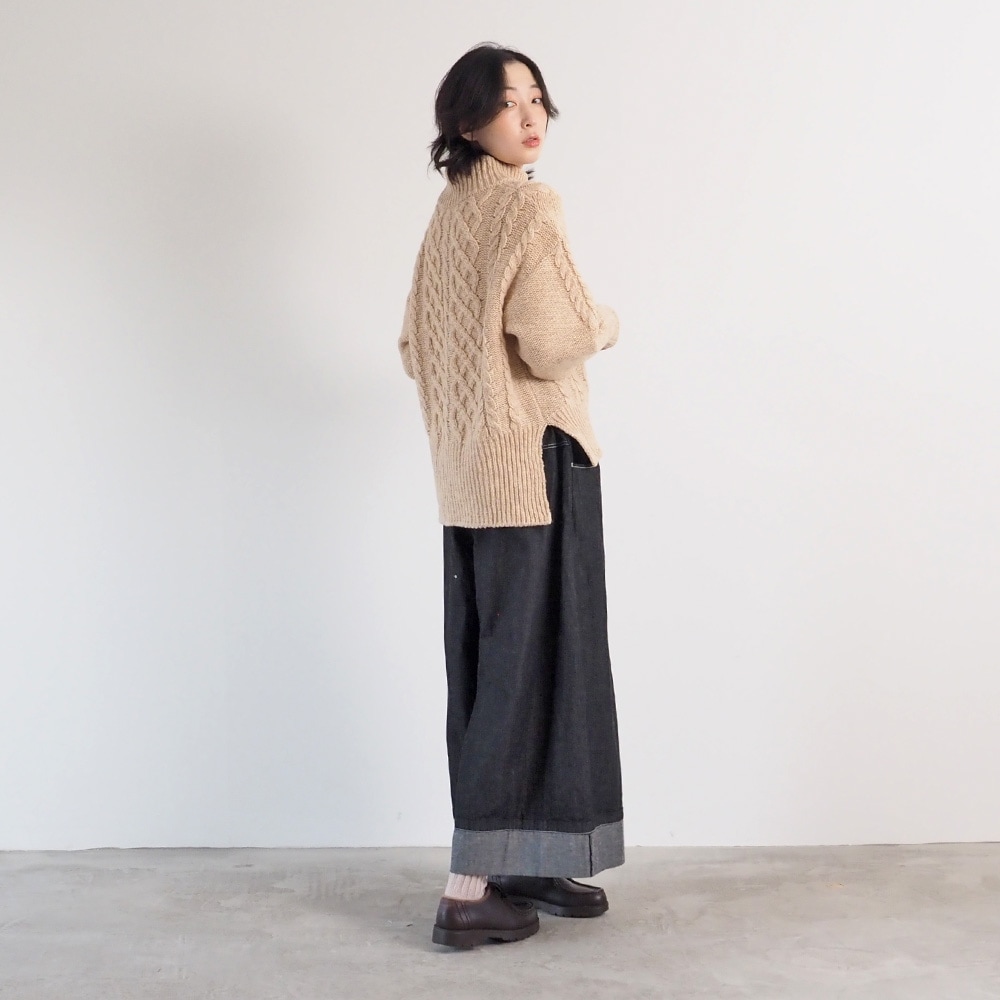 ドーゼットエアーヤーン エアリーアランコモドニット　ニットを着た女性の全身