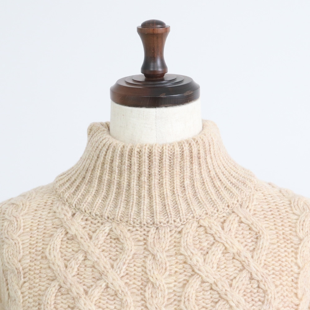 ドーゼットエアーヤーン エアリーアランコモドニット　ニットの正面ディティール